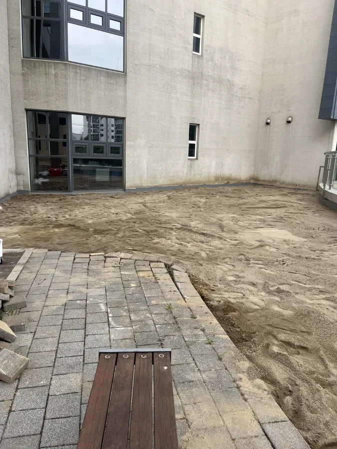 고양 건물 마당 흙바닥 노출 상태