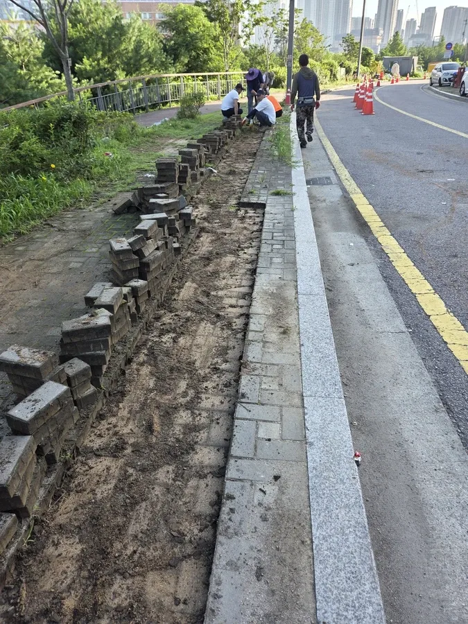 안양 도로변 인도 경계 기존 블럭 철거 작업 상태