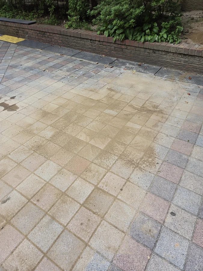 국부 침하로 어둡게 젖은 상가 앞 사각블럭