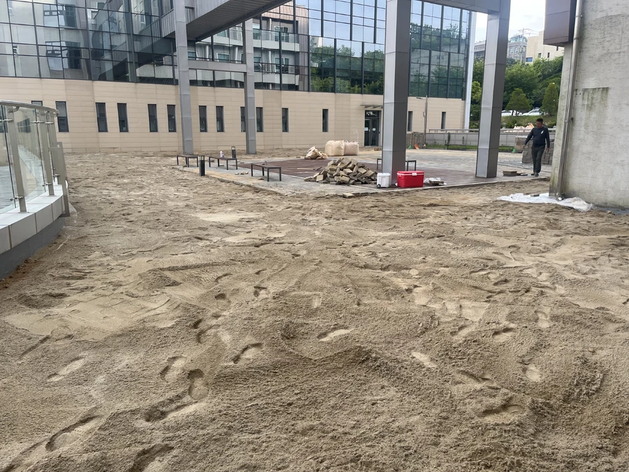 벤치와 산책로가 있는 완성된 사각보도블럭 마당