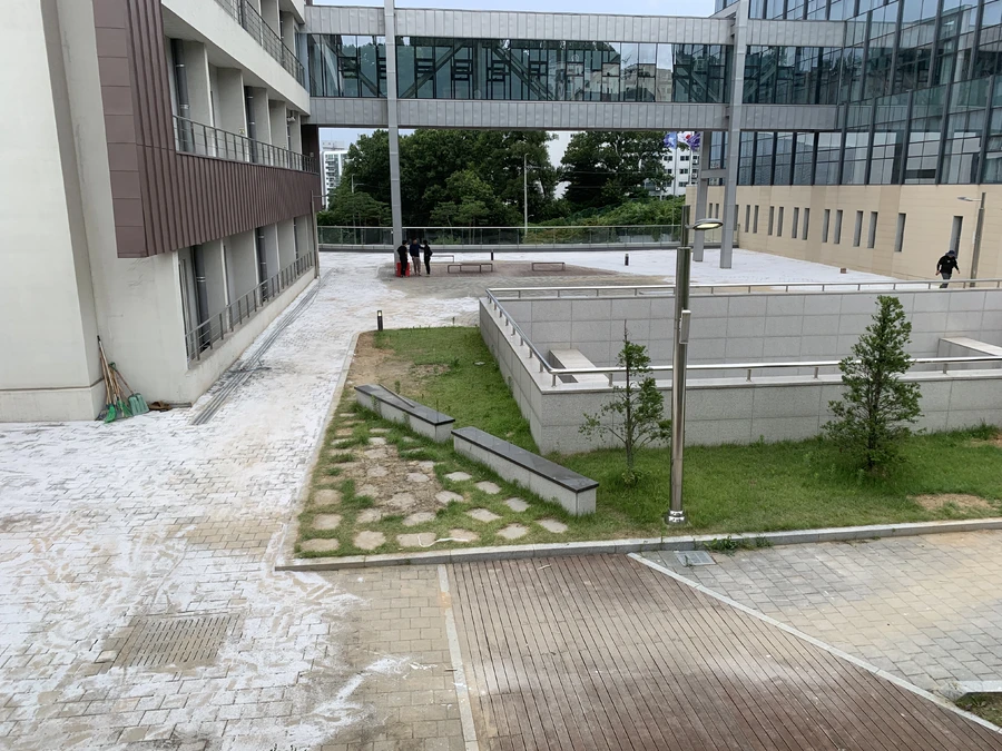모래 기초 상태의 마당