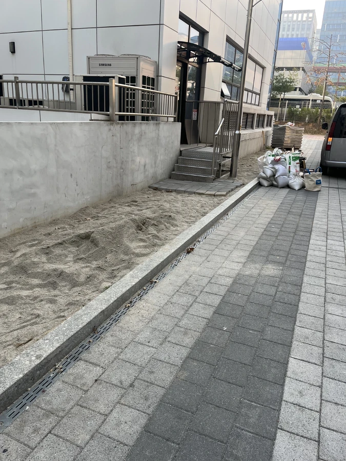 배수로 공사 중인 모래와 자재 상태