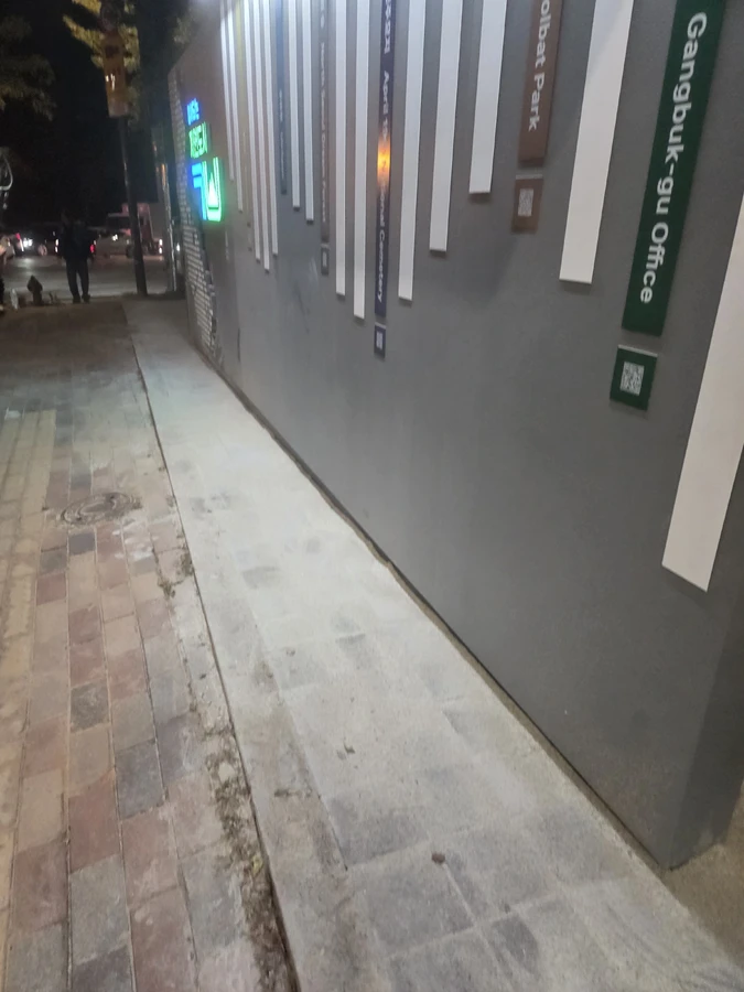 완성된 회색 사각보도블럭 인도